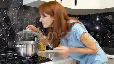 快乐的黑发女人站在厨房的炉子旁，用平底锅做<strong>饭</strong>，闻到<strong>饭</strong>菜的香味。